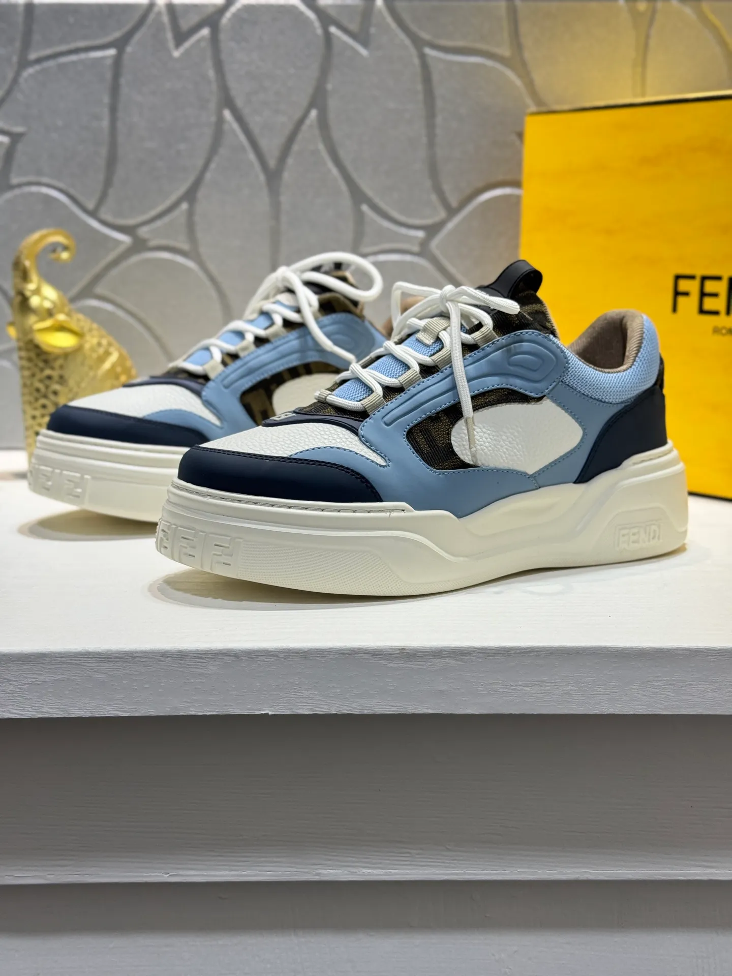 Men's men's shoes 💰560 [New style] 🦥🦥FENDI Fendi high version latest Force series calfskin FF mesh round toe thick sole low-top sports sneakers, these Force lace-up low-top shoes. Made of white full-grain leather and white and brown smooth leather. Padded. Brown FF jacquard and yellow technical fabric details. Lightweight and thick white sole with FF pattern details on the toe and heel ✔️Fabric: Imported first-layer cowhide breathable mesh ✔️Inner lining: Customized breathable mesh ✔️Sole: Open-molded rubber foam material ✔️Sole thickness: 7CM Size: #Men's 38-44 (45 is custom-made and cannot be returned or exchanged